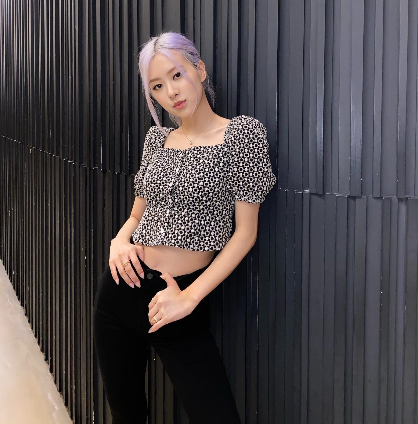 Học Rosé 10 cách diện đồ đen sang trọng mà vẫn trẻ trung - Ảnh 7. Học Rosé 10 cách diện đồ đen sang trọng mà vẫn trẻ trung - Ảnh 7.