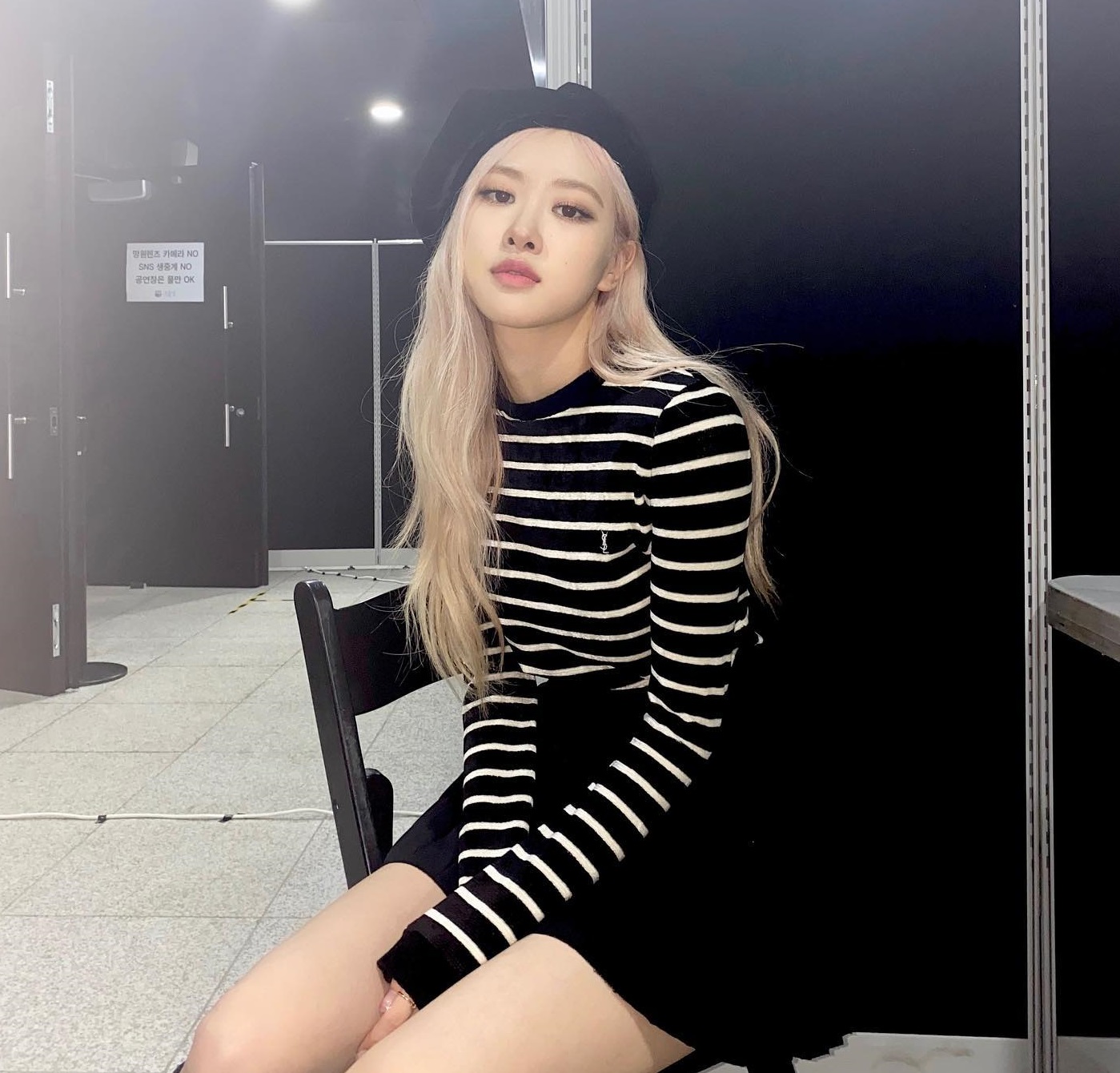 Học Rosé 10 cách diện đồ đen sang trọng mà vẫn trẻ trung - Ảnh 5. Học Rosé 10 cách diện đồ đen sang trọng mà vẫn trẻ trung - Ảnh 5.