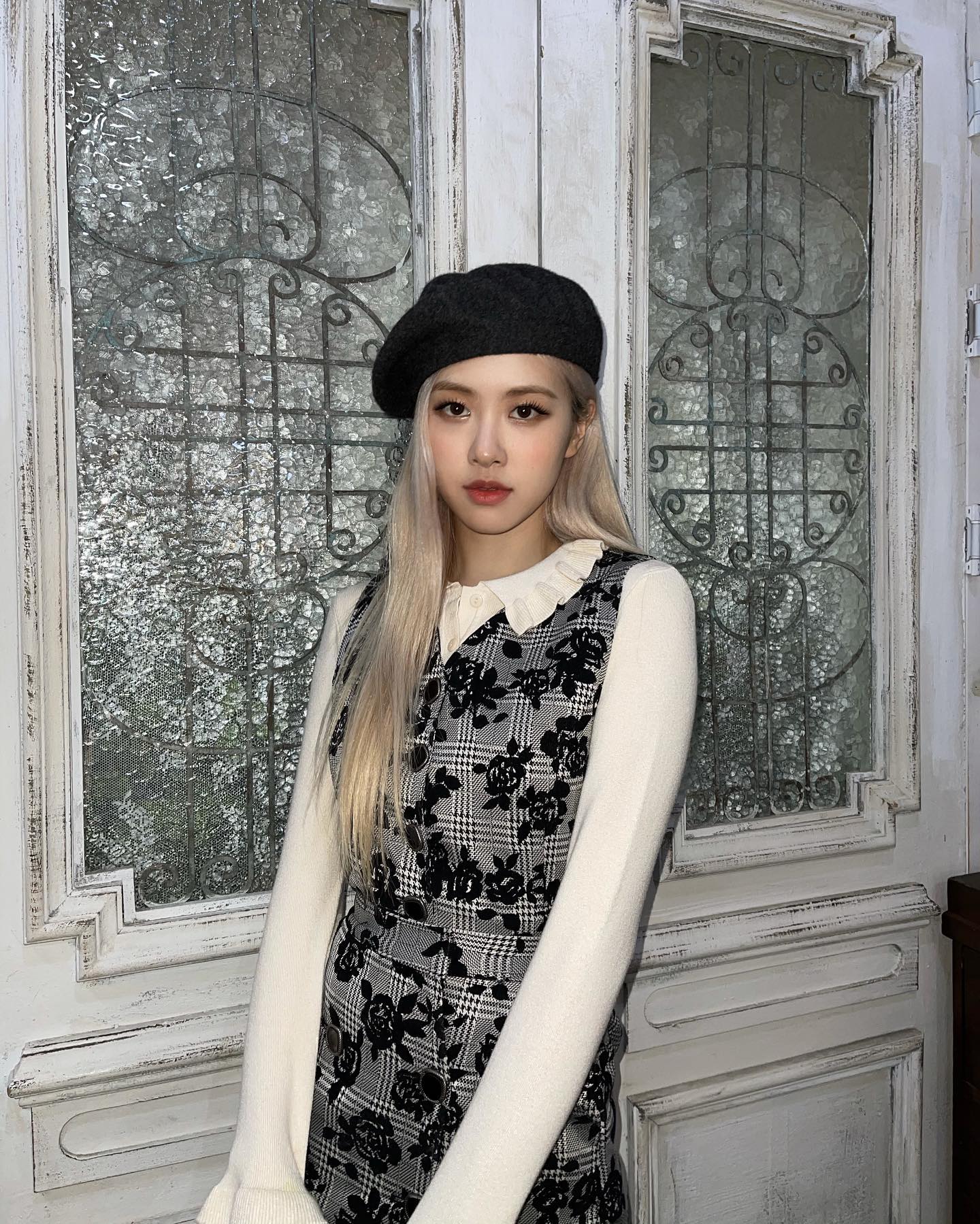 Học Rosé 10 cách diện đồ đen sang trọng mà vẫn trẻ trung - Ảnh 4. Học Rosé 10 cách diện đồ đen sang trọng mà vẫn trẻ trung - Ảnh 4.