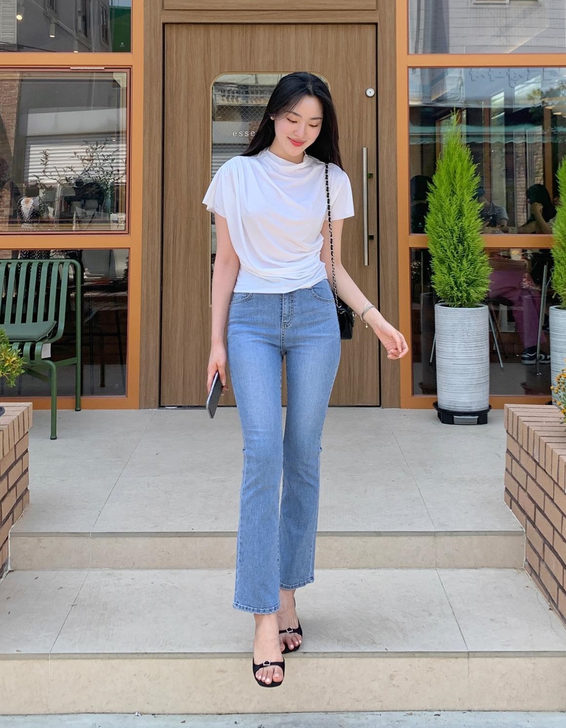5 cách diện quần jeans cho nàng thấp bé - Ảnh 6. 5 cách diện quần jeans cho nàng thấp bé - Ảnh 6.