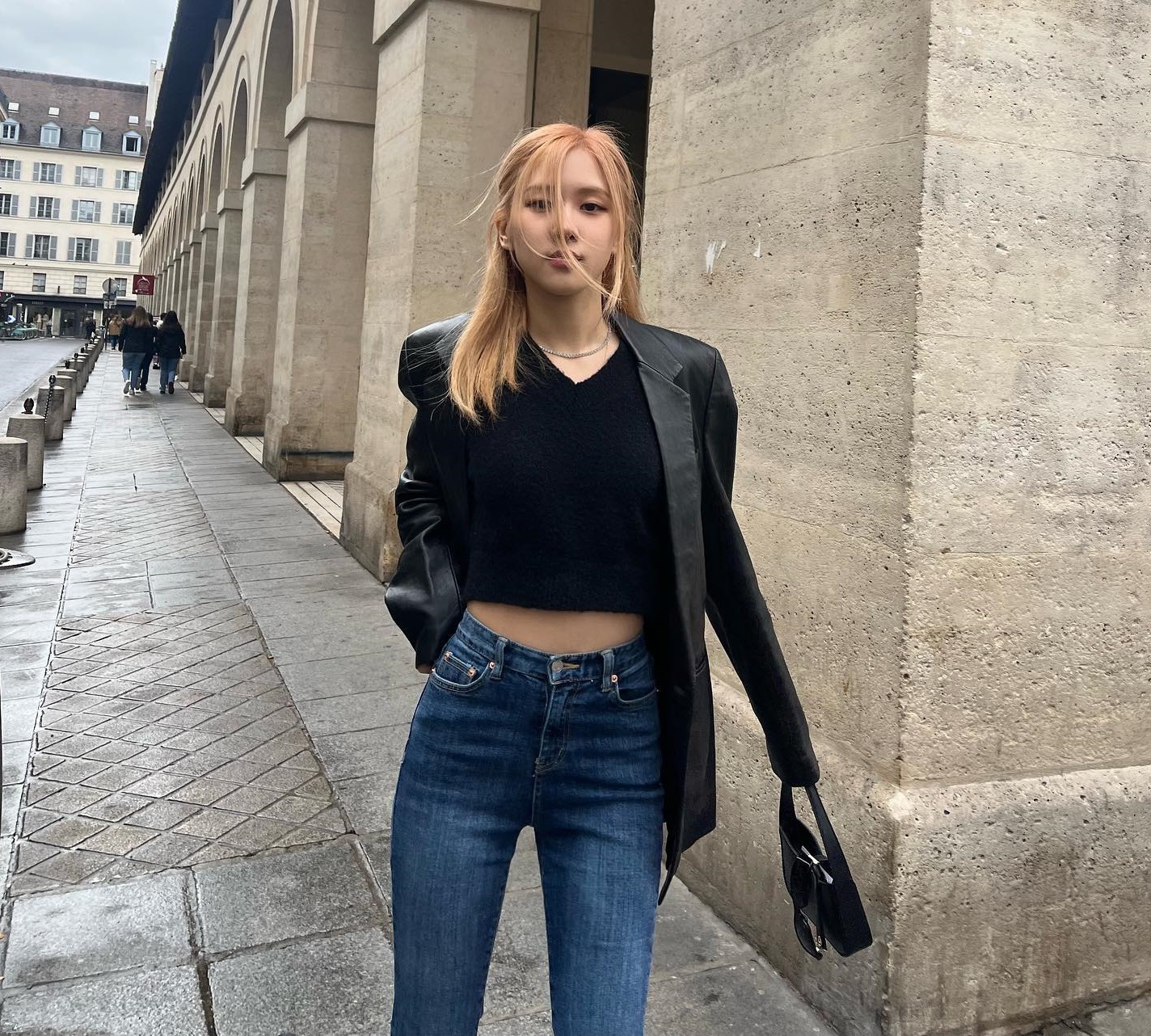 Học Rosé 10 cách diện đồ đen sang trọng mà vẫn trẻ trung - Ảnh 1. Học Rosé 10 cách diện đồ đen sang trọng mà vẫn trẻ trung - Ảnh 1.