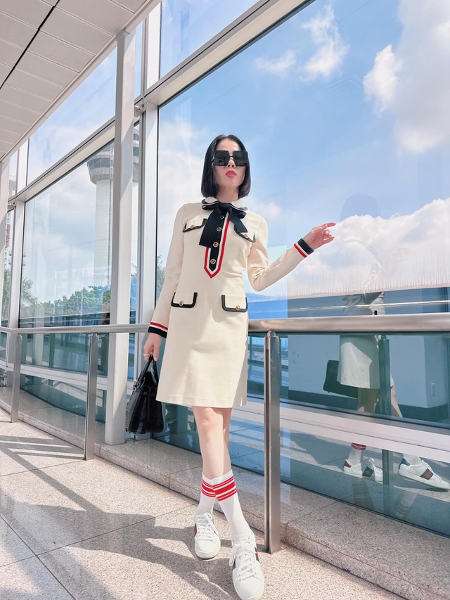 Lệ Quyên và những lần 'dát' hàng hiệu đắt đỏ ra sân bay - Ảnh 2. Lệ Quyên và những lần 'dát' hàng hiệu đắt đỏ ra sân bay - Ảnh 2.
