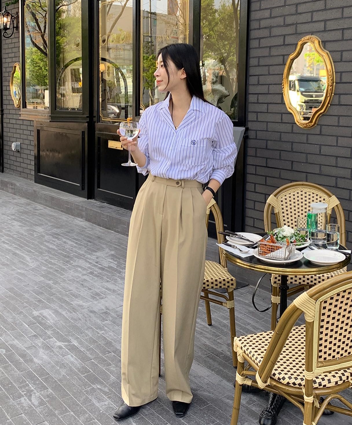 10 cách mặc sơ mi kẻ - mẫu áo đi đâu cũng gặp trong mùa hè 2023 - Ảnh 10. 10 cách mặc sơ mi kẻ - mẫu áo đi đâu cũng gặp trong mùa hè 2023 - Ảnh 10.