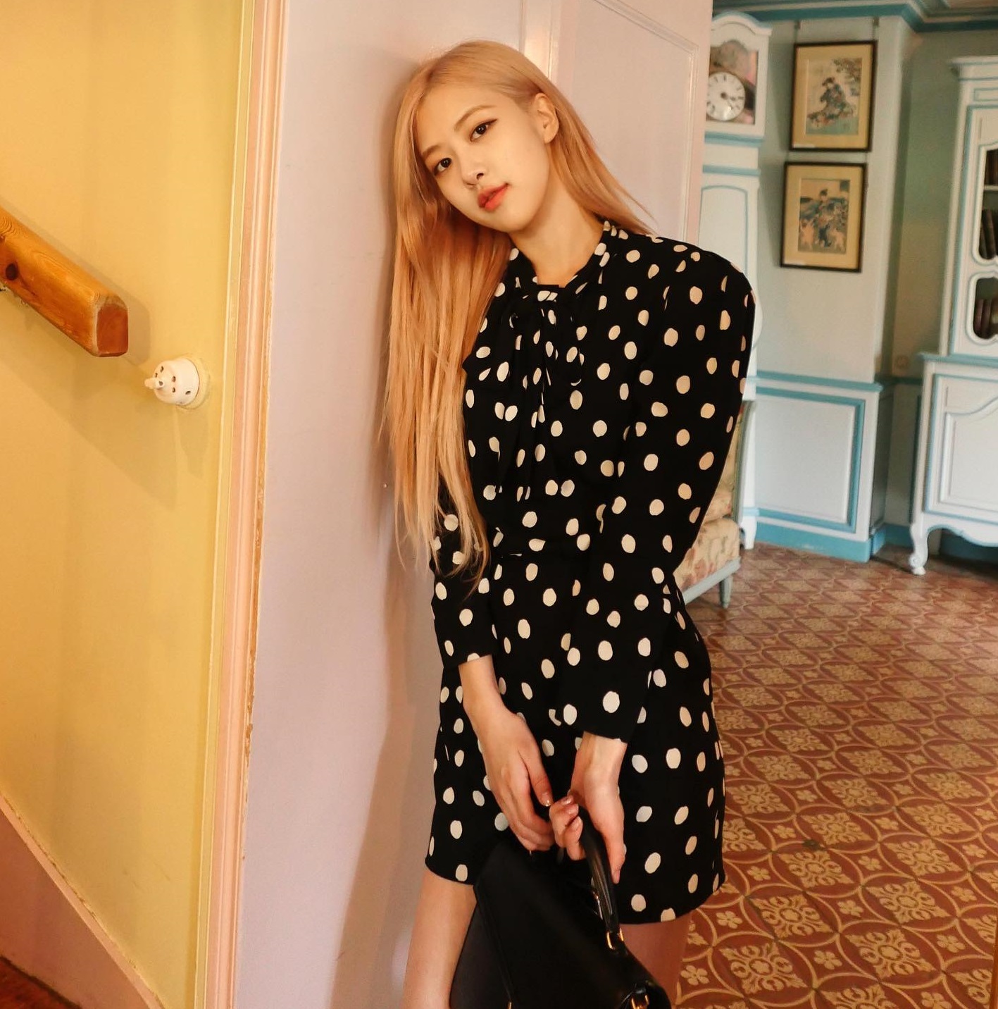 Học Rosé 10 cách diện đồ đen sang trọng mà vẫn trẻ trung - Ảnh 8. Học Rosé 10 cách diện đồ đen sang trọng mà vẫn trẻ trung - Ảnh 8.