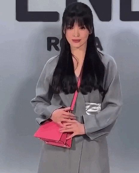 Song Hye Kyo đẹp xuất sắc tại fashion show của Fendi, 'hack' tuổi nhờ kiểu tóc mới khiến netizen phát sốt - Ảnh 4. Song Hye Kyo đẹp xuất sắc tại fashion show của Fendi, 'hack' tuổi nhờ kiểu tóc mới khiến netizen phát sốt - Ảnh 4.