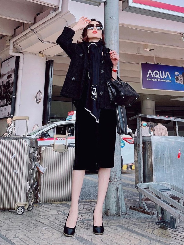 Lệ Quyên và những lần 'dát' hàng hiệu đắt đỏ ra sân bay - Ảnh 14. Lệ Quyên và những lần 'dát' hàng hiệu đắt đỏ ra sân bay - Ảnh 14.