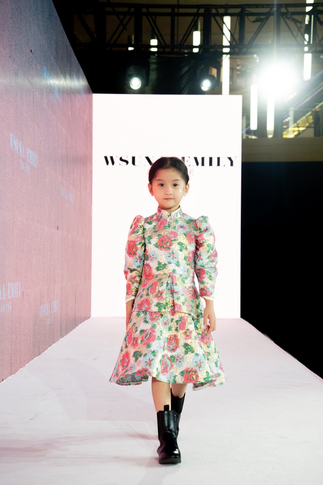 Emily Nhã Uyên giành 'Người mẫu nhí xuất sắc nhất' tại Thượng Hải - Ảnh 1. Emily Nhã Uyên giành 'Người mẫu nhí xuất sắc nhất' tại Thượng Hải - Ảnh 1.