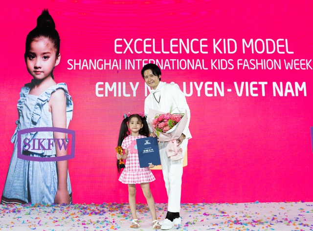 Emily Nhã Uyên giành 'Người mẫu nhí xuất sắc nhất' tại Thượng Hải - Ảnh 4. Emily Nhã Uyên giành 'Người mẫu nhí xuất sắc nhất' tại Thượng Hải - Ảnh 4.