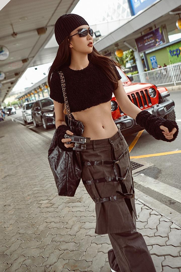Ngọc Trinh và những lần biến sân bay thành sàn diễn thời trang - Ảnh 9. Ngọc Trinh và những lần biến sân bay thành sàn diễn thời trang - Ảnh 9.