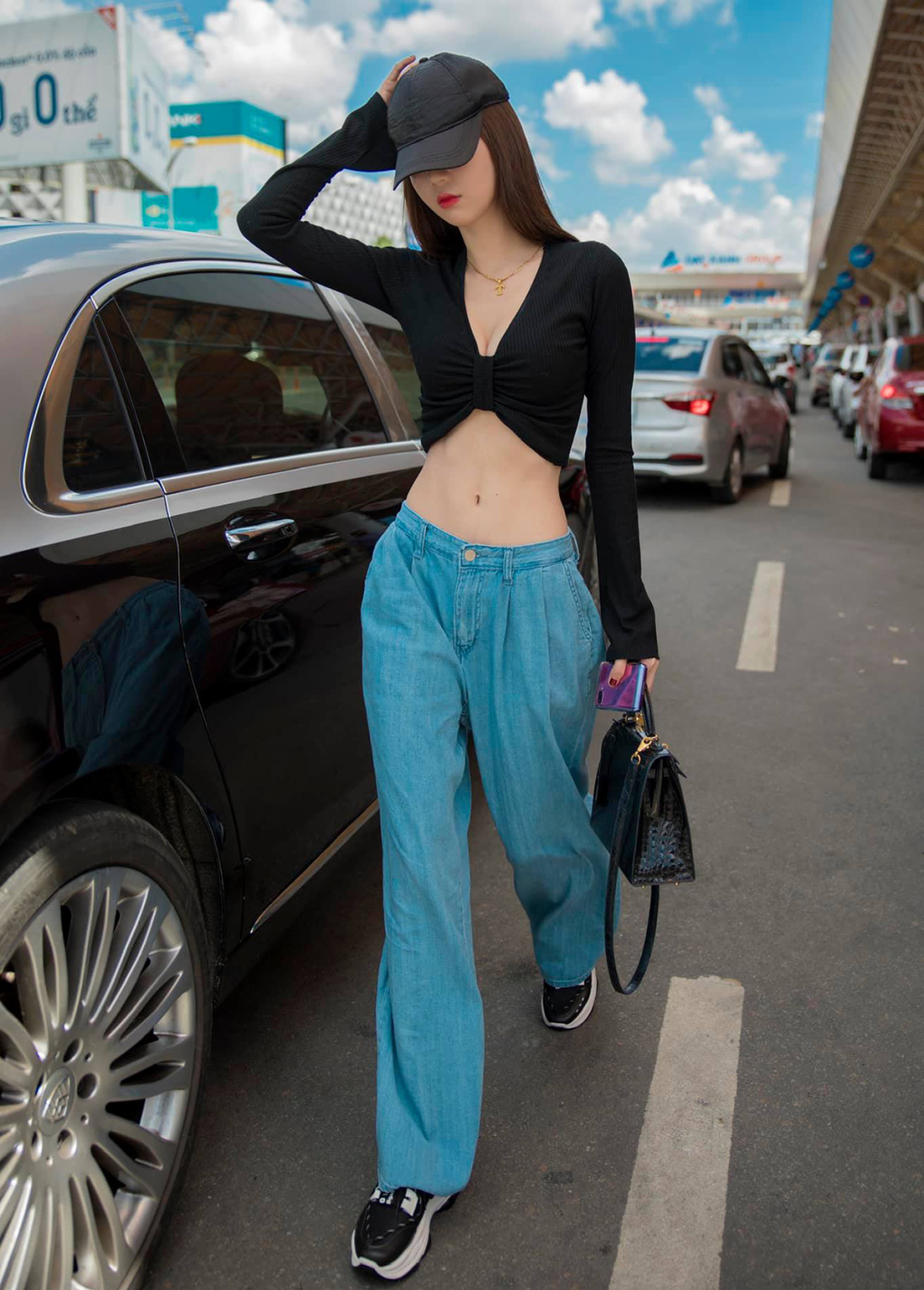 Ngọc Trinh và những lần biến sân bay thành sàn diễn thời trang - Ảnh 10. Ngọc Trinh và những lần biến sân bay thành sàn diễn thời trang - Ảnh 10.