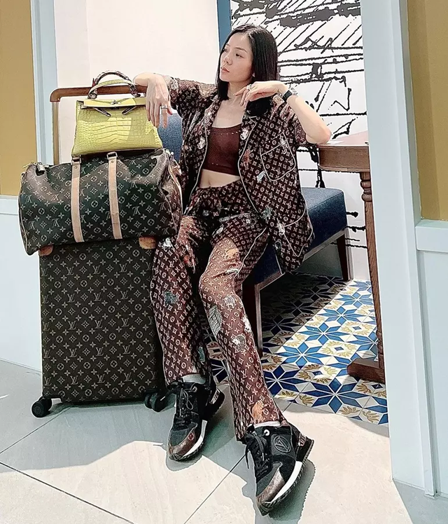 Lệ Quyên và những lần 'dát' hàng hiệu đắt đỏ ra sân bay - Ảnh 11. Lệ Quyên và những lần 'dát' hàng hiệu đắt đỏ ra sân bay - Ảnh 11.