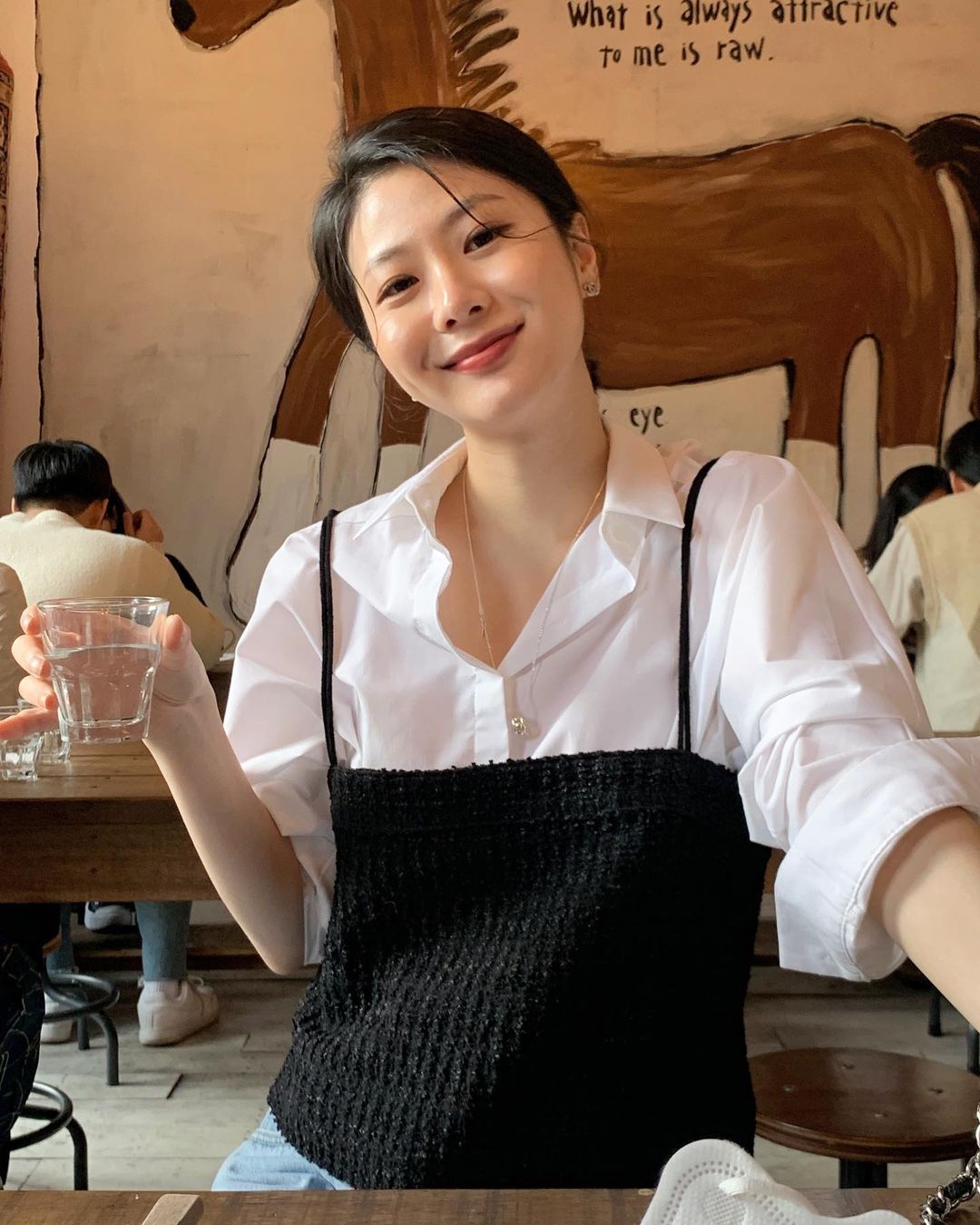 11 công thức diện sơ mi trắng đơn giản và ưng mắt cho nàng công sở - Ảnh 5. 11 công thức diện sơ mi trắng đơn giản và ưng mắt cho nàng công sở - Ảnh 5.